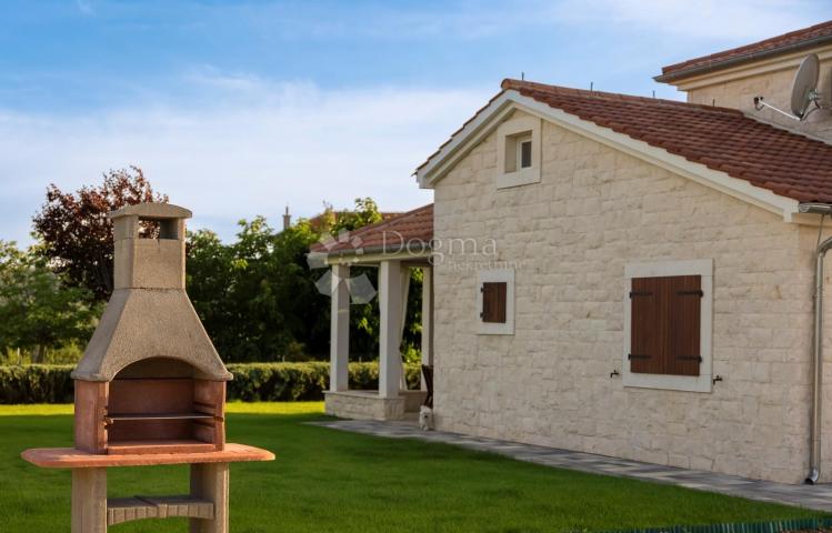 DUBRAVA, ŠIBENIK - SCHÖNE VILLA MIT POOL, 282 m2