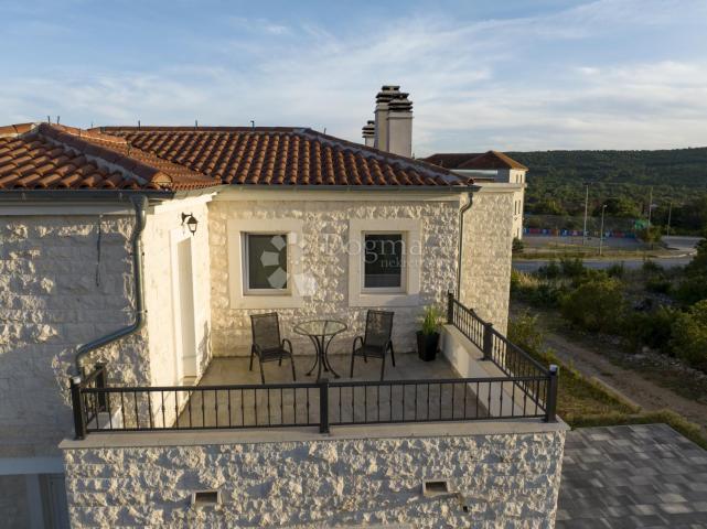 DUBRAVA KOD ŠIBENIKA - PREKRASNA VILLA SA BAZENOM, 282 m2