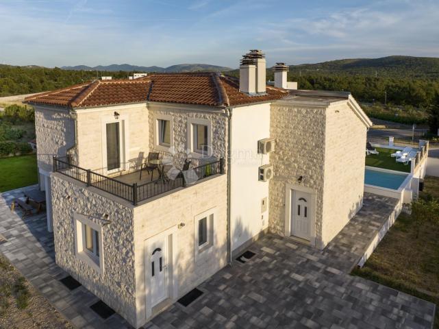 DUBRAVA KOD ŠIBENIKA - PREKRASNA VILLA SA BAZENOM, 282 m2