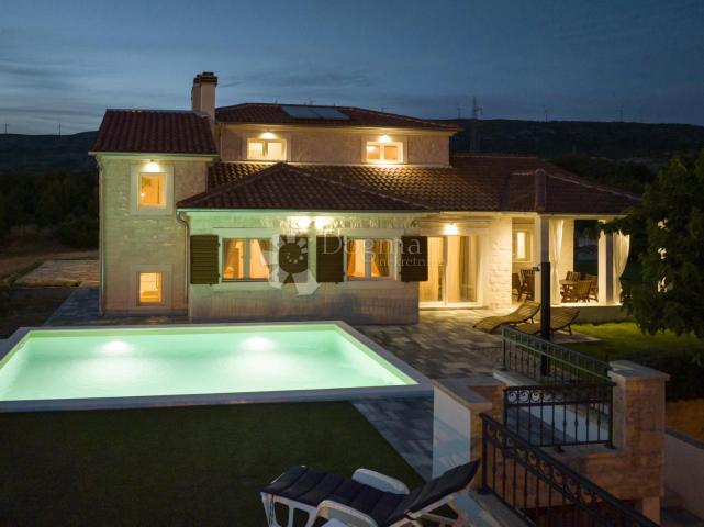 DUBRAVA, ŠIBENIK - SCHÖNE VILLA MIT POOL, 282 m2