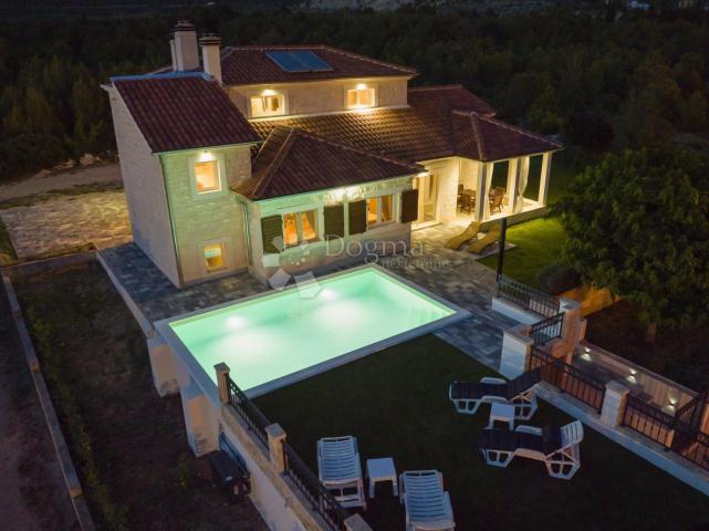 DUBRAVA KOD ŠIBENIKA - PREKRASNA VILLA SA BAZENOM, 282 m2