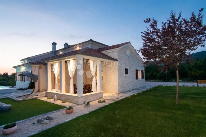 DUBRAVA KOD ŠIBENIKA - PREKRASNA VILLA SA BAZENOM, 282 m2