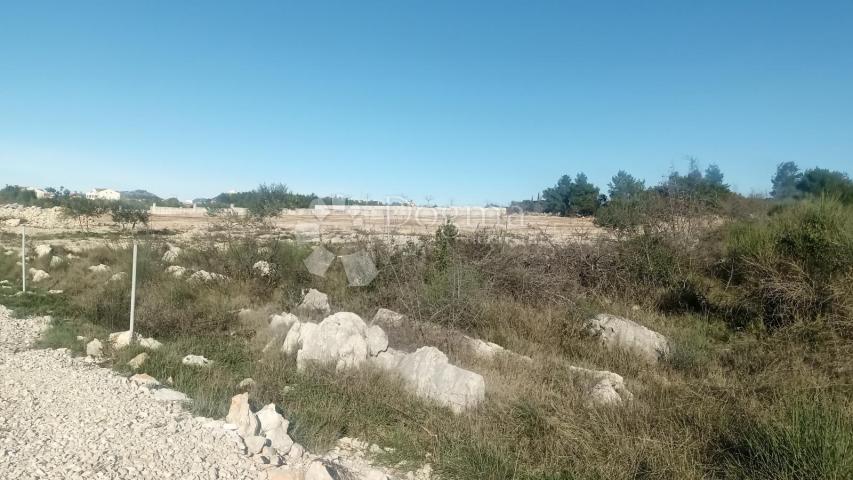 VODICE GRAĐEVINSKO ZEMLJIŠTE 701 m2  U MIRNOM DIJELU 