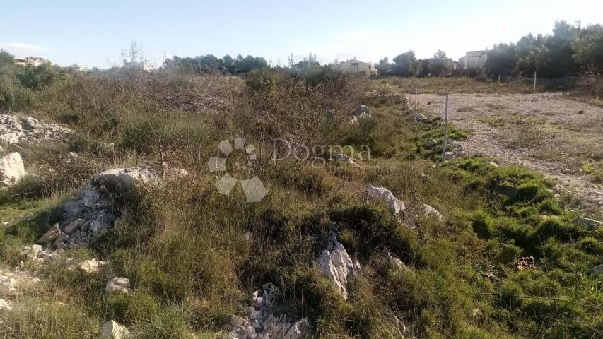 VODICE GRAĐEVINSKO ZEMLJIŠTE 701 m2  U MIRNOM DIJELU 