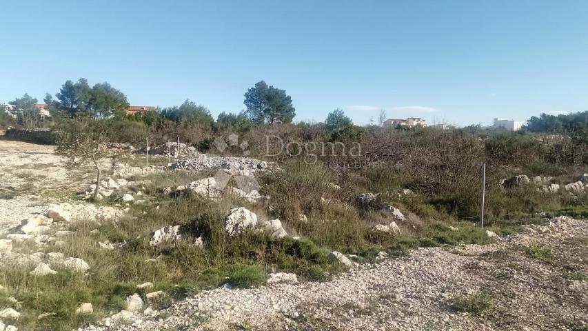 VODICE GRAĐEVINSKO ZEMLJIŠTE 701 m2  U MIRNOM DIJELU 