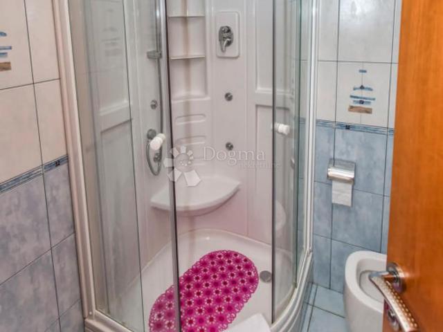 Apartman prvi red do mora s privatnom plazom, Karlobag