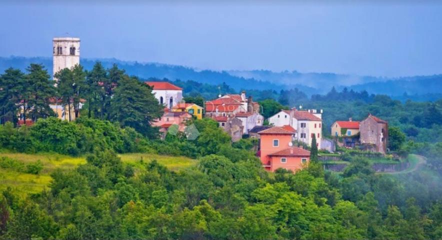 ZEMLJIŠTE S KAMENOM KUĆICOM