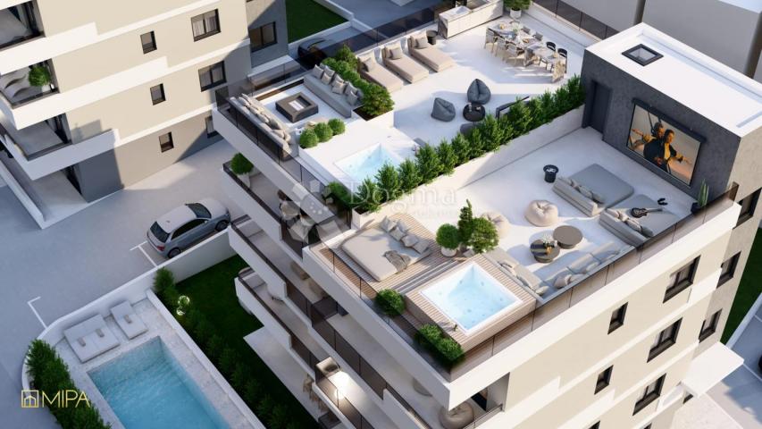 PENTHOUSE ON THE THIRD FLOOR WITH A ROOFTOP TERRACE, S7