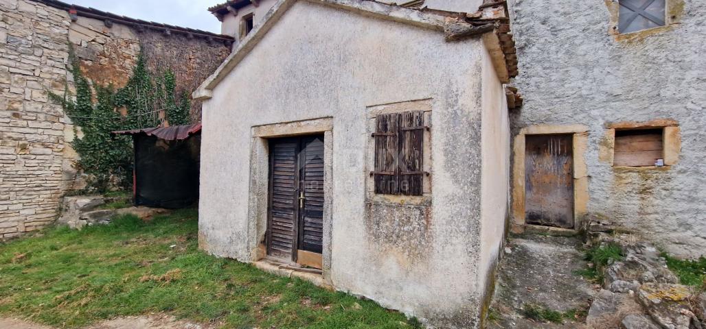 ISTRIEN, MOTOVUN, OKOLICA - Zwei Häuser zur Anpassung mit einem Garten