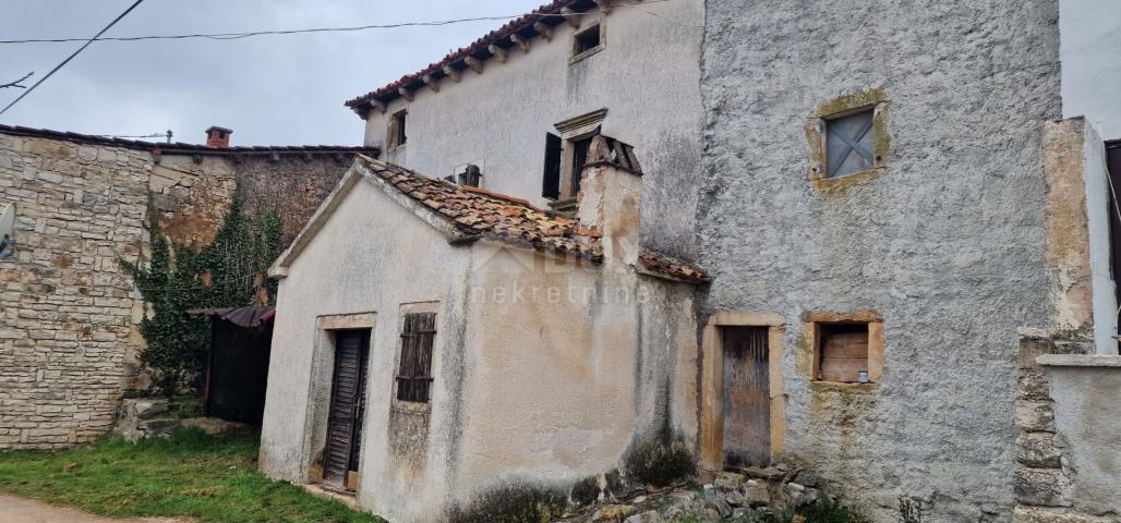 ISTRIEN, MOTOVUN, OKOLICA - Zwei Häuser zur Anpassung mit einem Garten