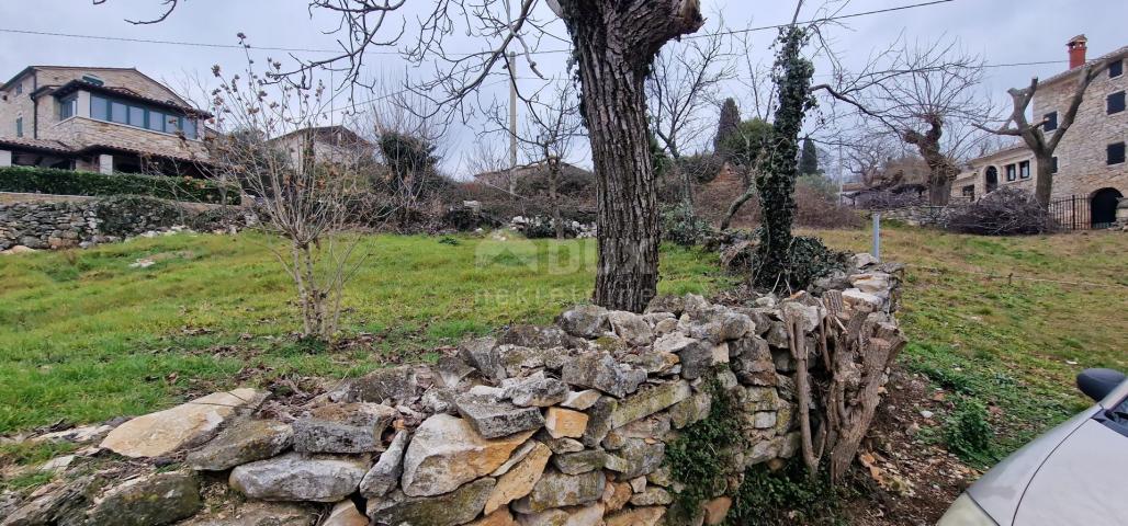 ISTRIEN, MOTOVUN, OKOLICA - Zwei Häuser zur Anpassung mit einem Garten