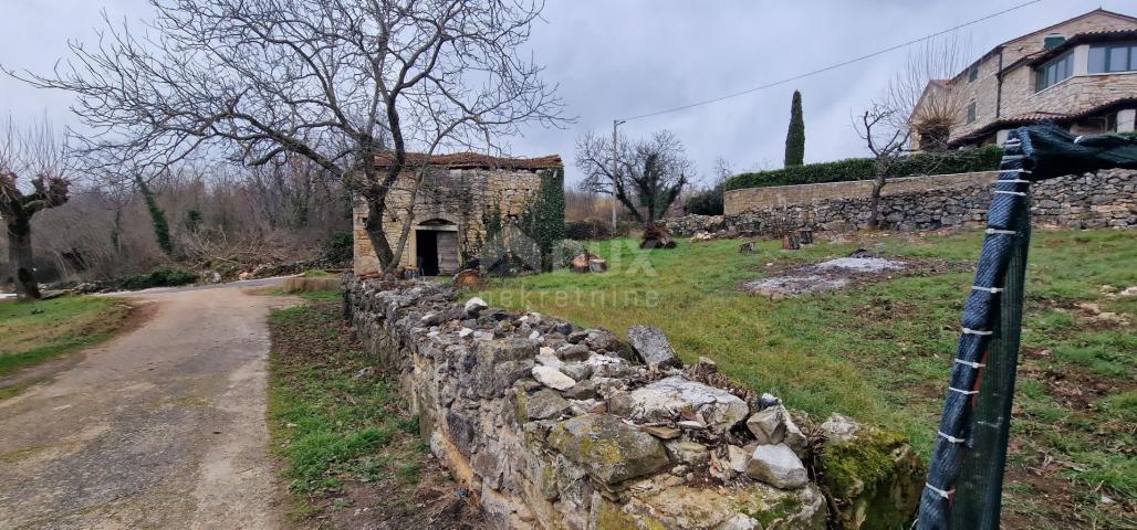 ISTRIEN, MOTOVUN, OKOLICA - Zwei Häuser zur Anpassung mit einem Garten