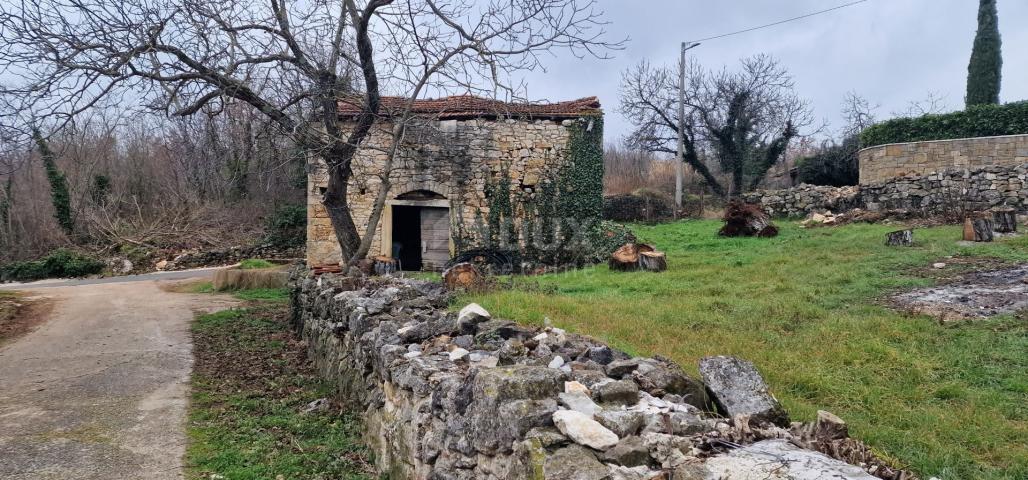 ISTRIEN, MOTOVUN, OKOLICA - Zwei Häuser zur Anpassung mit einem Garten