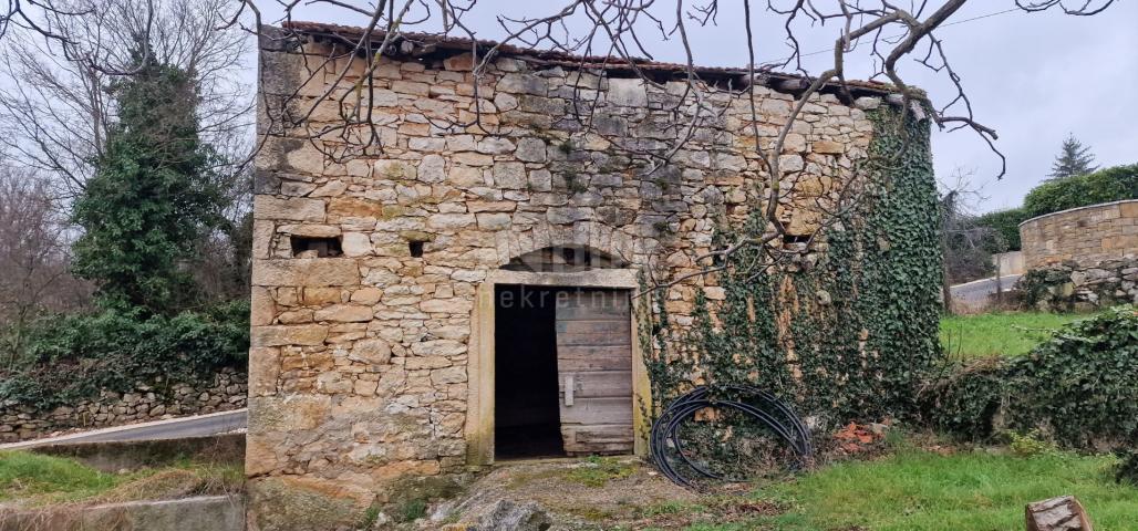 ISTRIEN, MOTOVUN, OKOLICA - Zwei Häuser zur Anpassung mit einem Garten