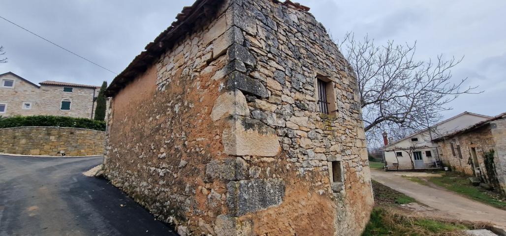 ISTRIEN, MOTOVUN, OKOLICA - Zwei Häuser zur Anpassung mit einem Garten