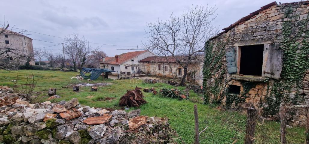 ISTRIEN, MOTOVUN, OKOLICA - Zwei Häuser zur Anpassung mit einem Garten