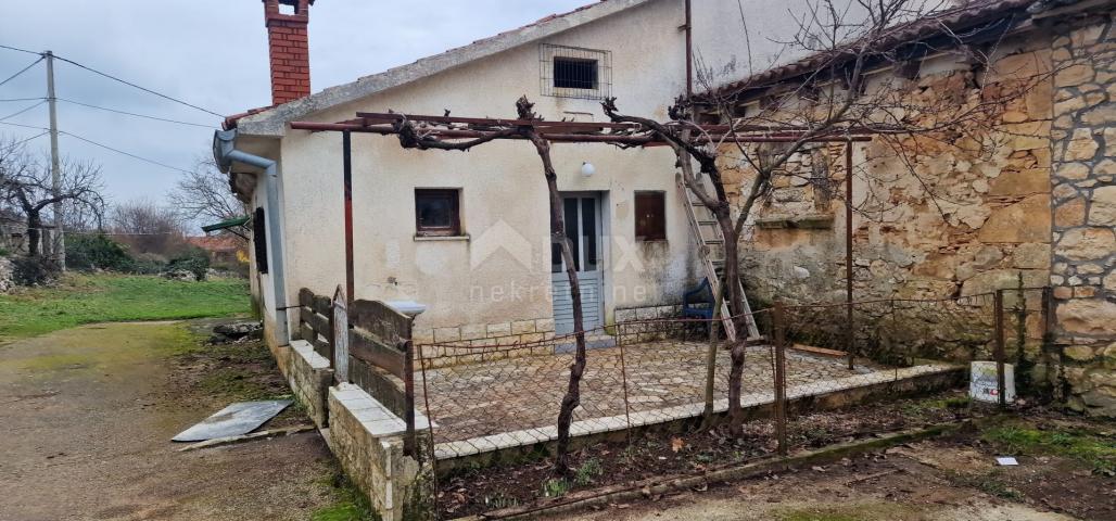 ISTRIEN, MOTOVUN, OKOLICA - Zwei Häuser zur Anpassung mit einem Garten