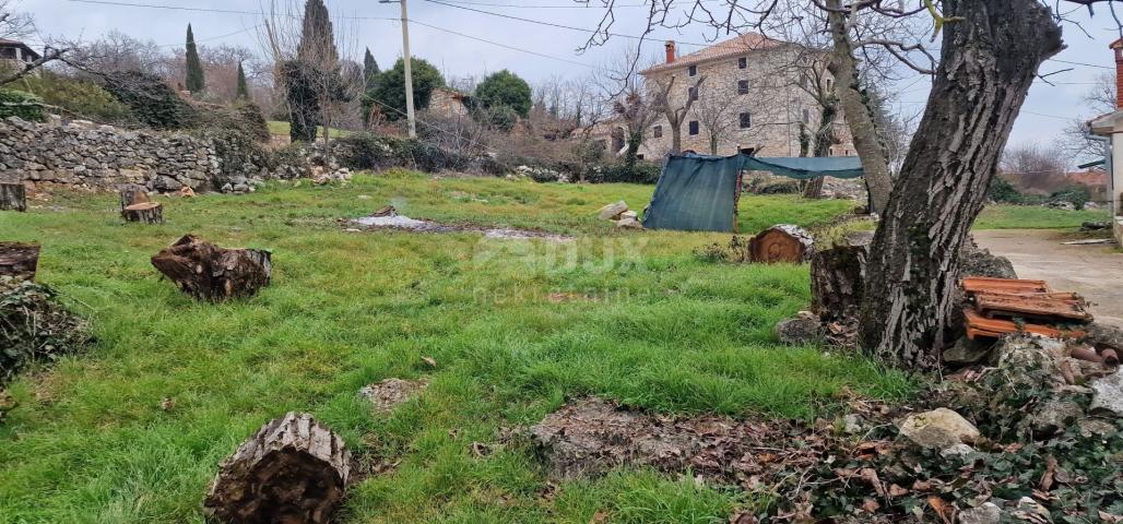 ISTRIEN, MOTOVUN, OKOLICA - Zwei Häuser zur Anpassung mit einem Garten