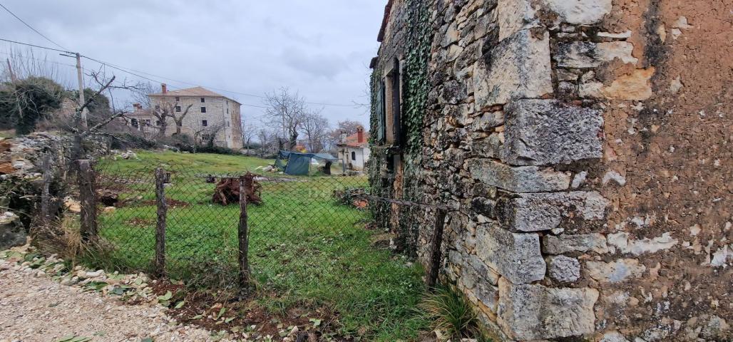 ISTRIEN, MOTOVUN, OKOLICA - Zwei Häuser zur Anpassung mit einem Garten