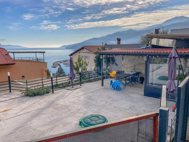 OPATIJA, NAHE DEM MEER – eine größere Wohnung in einem neueren Gebäude mit Pool und Garten, Panorama