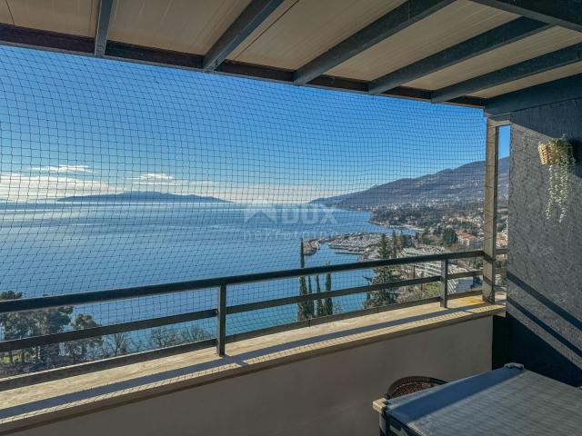 OPATIJA, BLIZU MORA – veći stan u novijoj gradnji s bazenom i vrtom, panoramski pogled na more