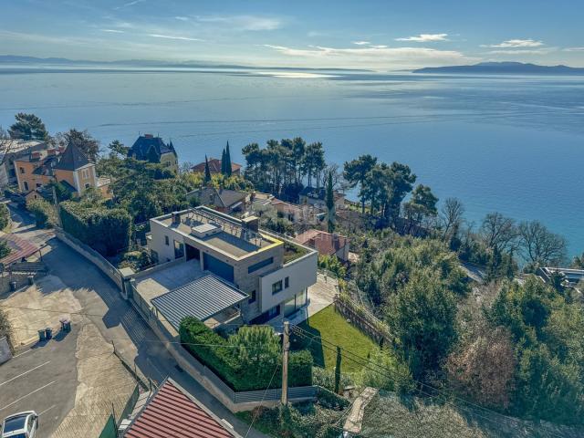 OPATIJA, NAHE DEM MEER – größere Wohnung in einem neueren Gebäude mit Pool und Panoramablick auf das