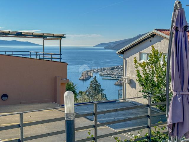 OPATIJA, BLIZU MORA – veći stan u novijoj gradnji, panoramski pogled na more