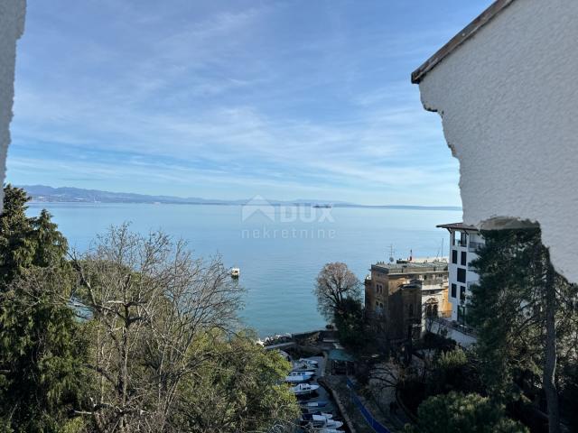 OPATIJA, ZENTRUM – größere Wohnung mit Terrasse zur leichten Anpassung, erste Reihe zum Meer mit Aus