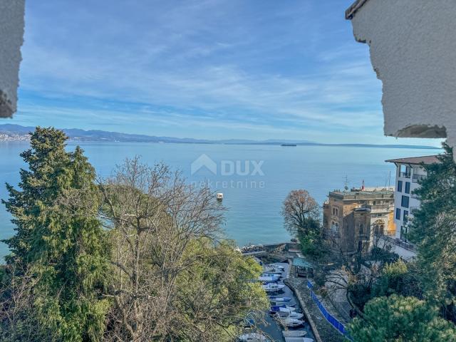 OPATIJA, ZENTRUM – größere Wohnung mit Terrasse zur leichten Anpassung, erste Reihe zum Meer mit Aus