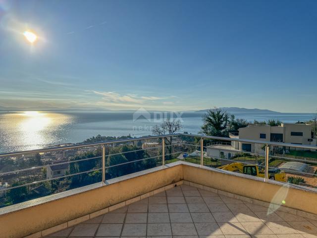 OPATIJA, ZENTRUM - ausgezeichnete größere Wohnung 127m2 mit Garage, Terrasse und Panoramablick auf d