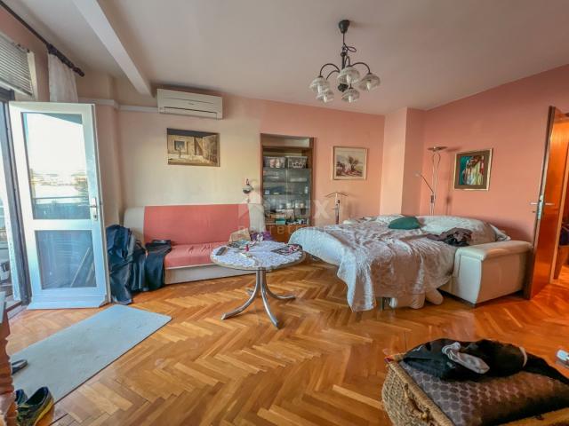 OPATIJA, ZENTRUM – fantastische Wohnung zur Renovierung, erste Reihe zum Meer