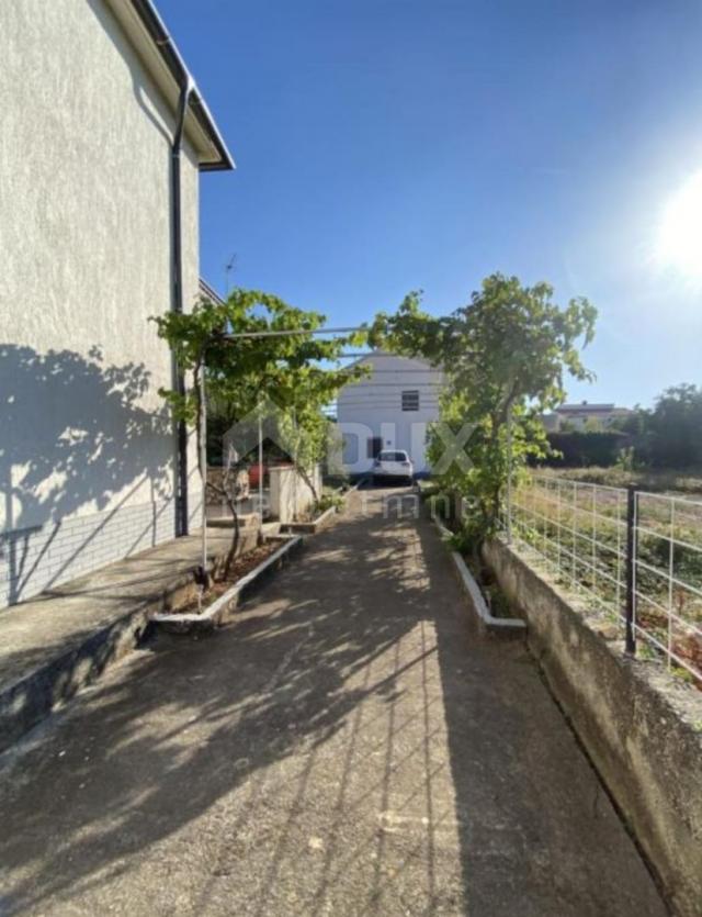 SRIMA, VODICE - Two houses on a spacious plot