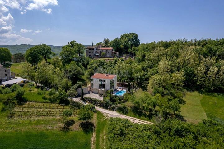 ISTRA, MOTOVUN - Izvanredna kuća s bazenom na izuzetnoj lokaciji