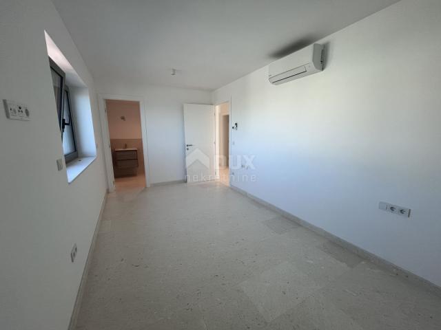 ŠIBENIK, VODICE - Dvoetažni penthouse prvi red do mora