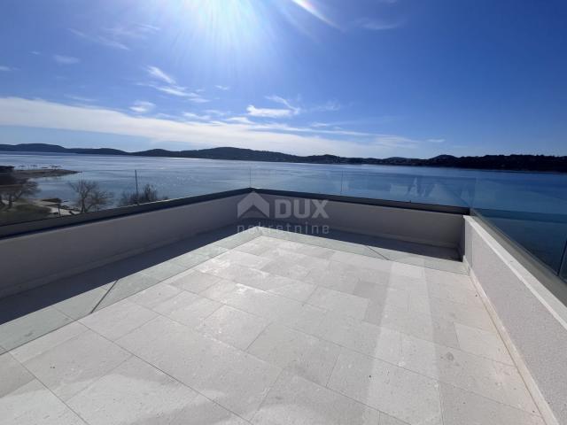 ŠIBENIK, VODICE - Dvoetažni penthouse prvi red do mora