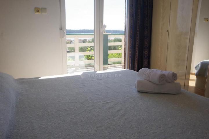 OTOK RAB, BARBAT - Kuća s 5 apartmana okružena prirodom