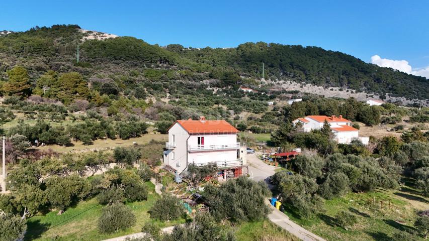 OTOK RAB, BARBAT - Kuća s 5 apartmana okružena prirodom