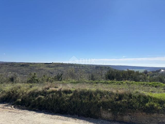 ISTRIEN, BUJE - Baugrundstück am Dorfrand mit Blick auf das Meer und die Natur