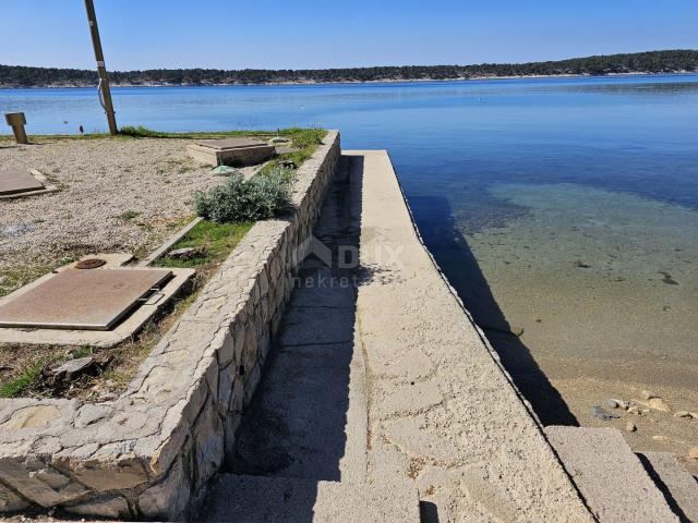 OTOK RAB, BARBAT - Investicija 1. red do mora - kuća, parking, vezovi za plovila