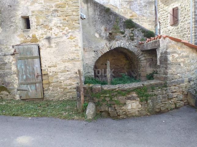 ISTRIA, MOTOVUN - Ancient stone house for renovation