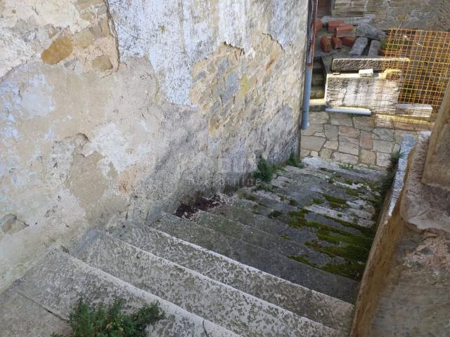 ISTRIA, MOTOVUN - Ancient stone house for renovation