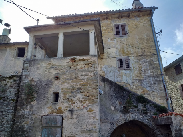 ISTRIA, MOTOVUN - Ancient stone house for renovation