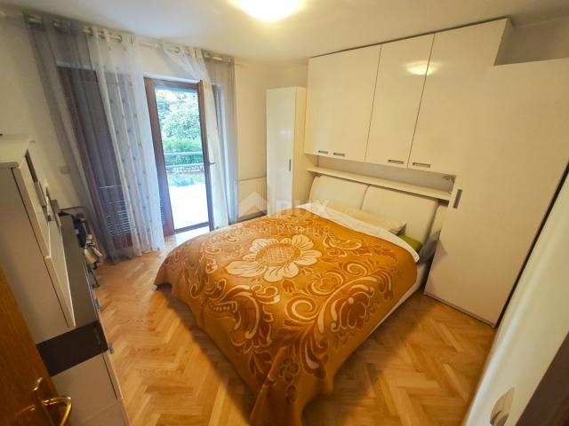 CRIKVENICA, SELCE - Dvosobni apartman u prizemlju s garažom i okućnicom!