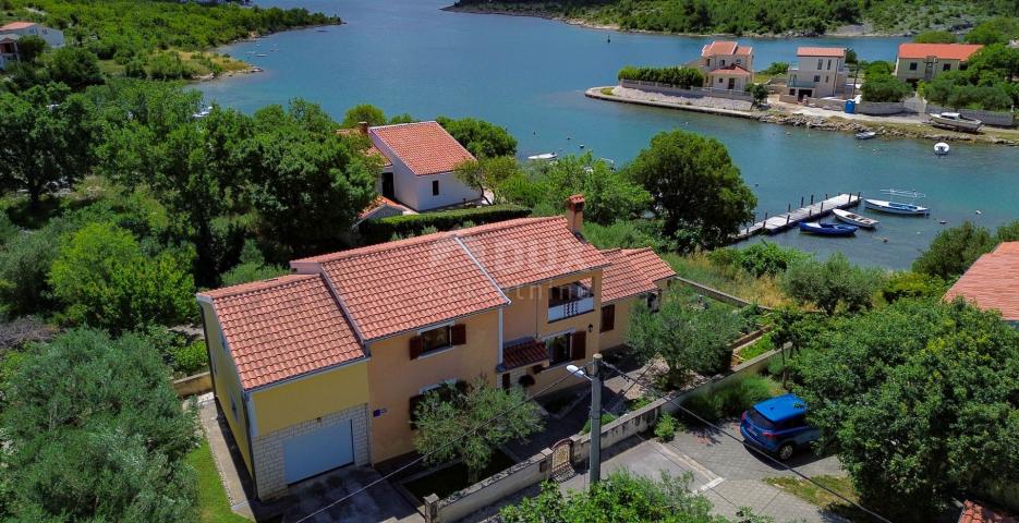 RIBNICA, OBROVAC – GELEGENHEIT! Haus 1. Reihe zum Meer + Boot und Liegeplatz