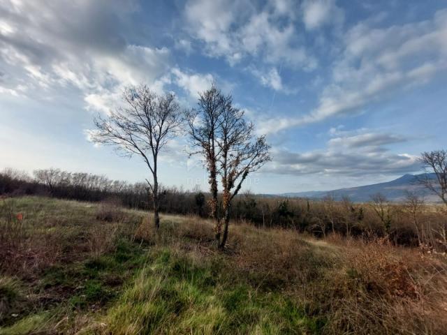 ISTRIA, KRŠAN - Attractive building plot with a view of Učka