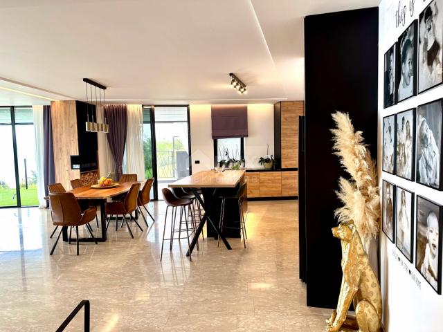 OPATIJA, CENTER - luxury floor of 300m2 in a new building with a garage, panoramic sea view