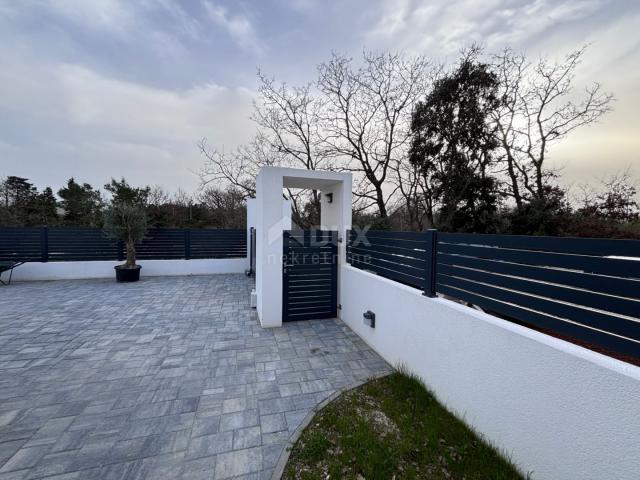 ZADAR, ZATON - Modern villa with a heated pool in a new building