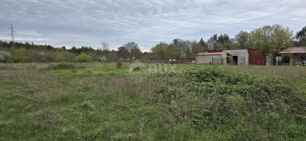 ISTRA, MARČANA - Građevinsko zemljište s dozvolom za izgradnju katnice s bazenom