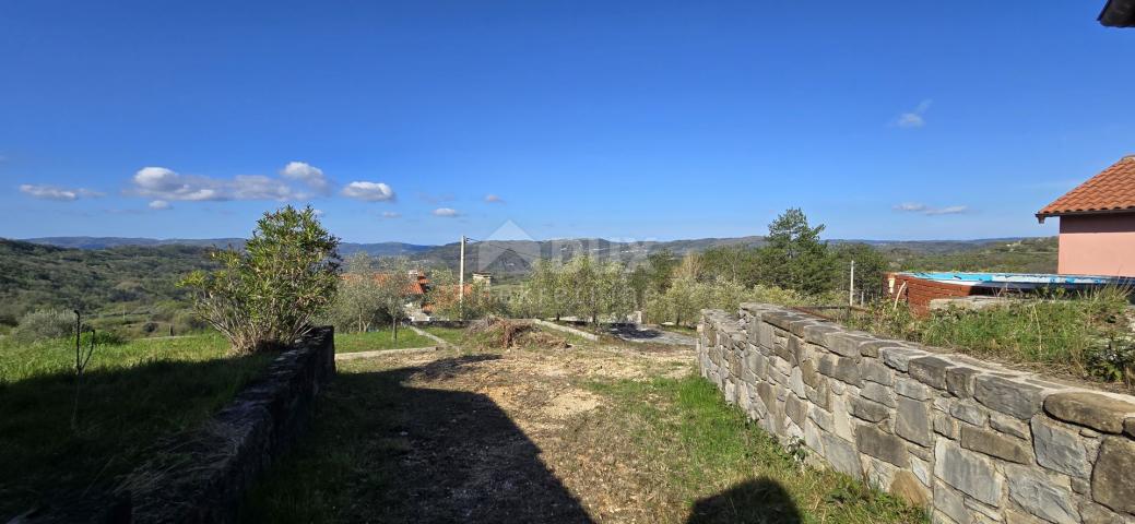 ISTRA, BUZET - Imanje s 4 stambena objekta i jednim poslovno-stambenim objektom, otvoreni pogled na 