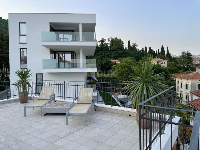 OPATIJA, ZENTRUM - große Wohnung in einer österreichisch-ungarischen Villa mit Parkplatz und Terrass